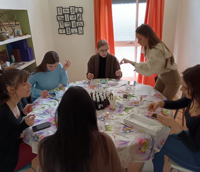 Corso d’iniziazione alla creazione dei profumi naturali per il corpo e per l’ambiente. Domenica 9 novembre 2025 ( Dalle ore 9 alle ore 18)